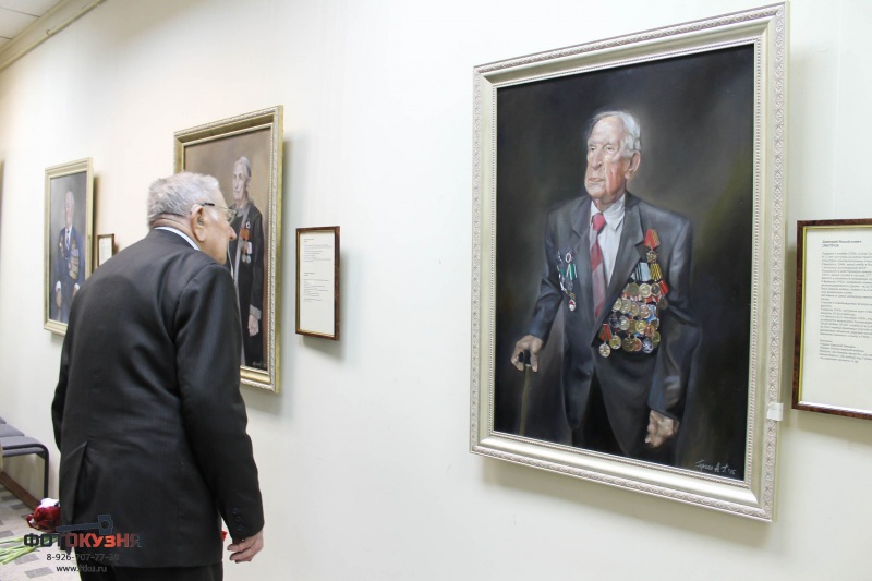 Ветераны смотрят на свои портреты
